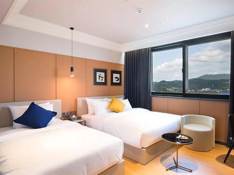 Brown Dot Hotel Джинджу Екстериор снимка