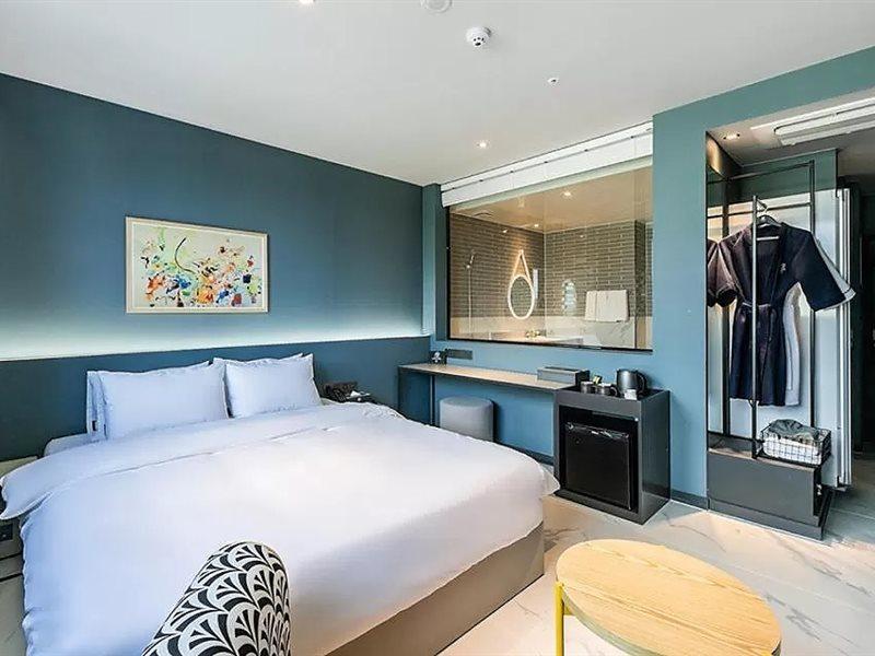 Brown Dot Hotel Джинджу Екстериор снимка