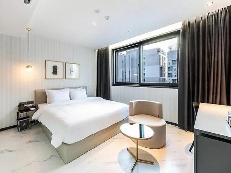 Brown Dot Hotel Джинджу Екстериор снимка