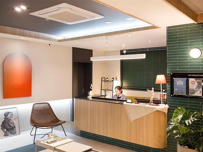 Brown Dot Hotel Джинджу Екстериор снимка
