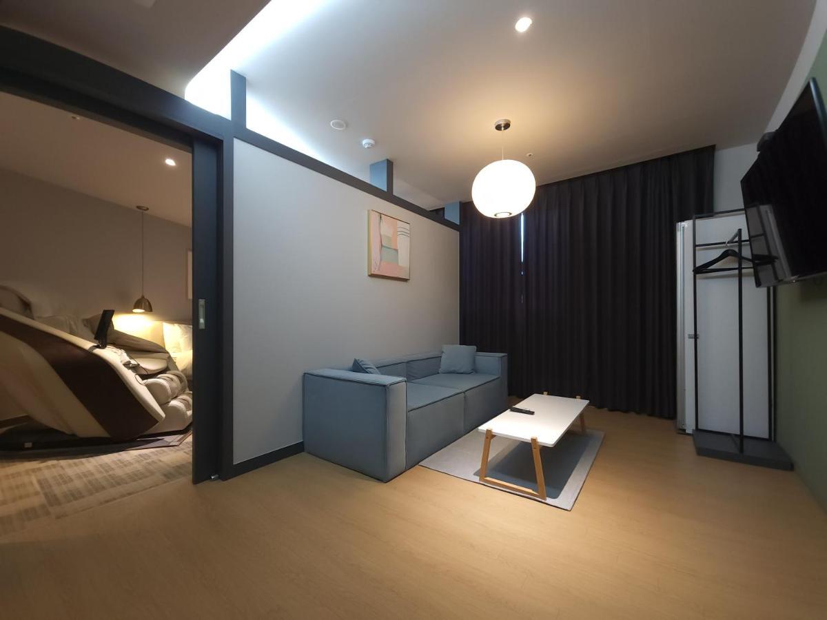 Brown Dot Hotel Джинджу Екстериор снимка