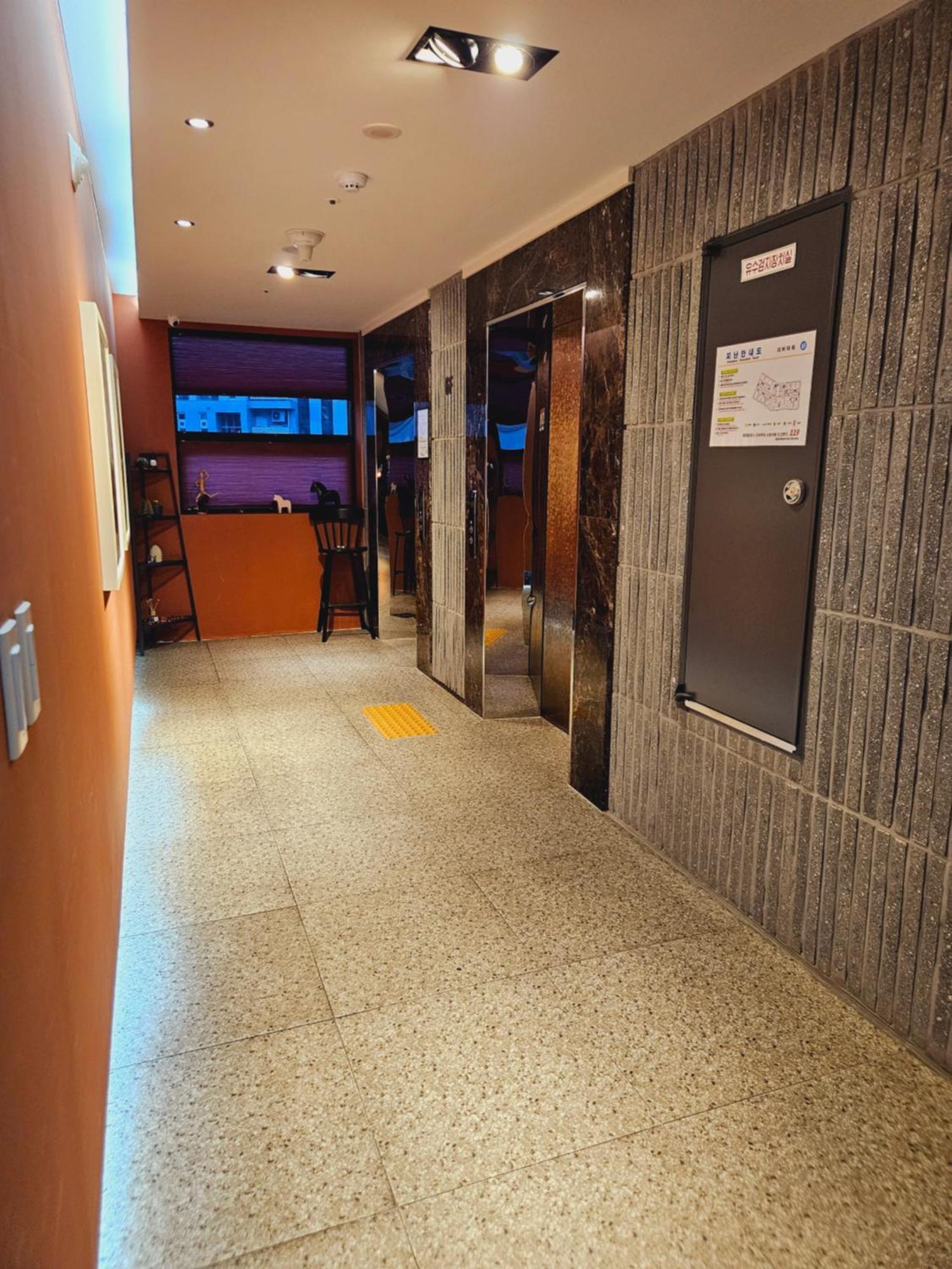 Brown Dot Hotel Джинджу Екстериор снимка
