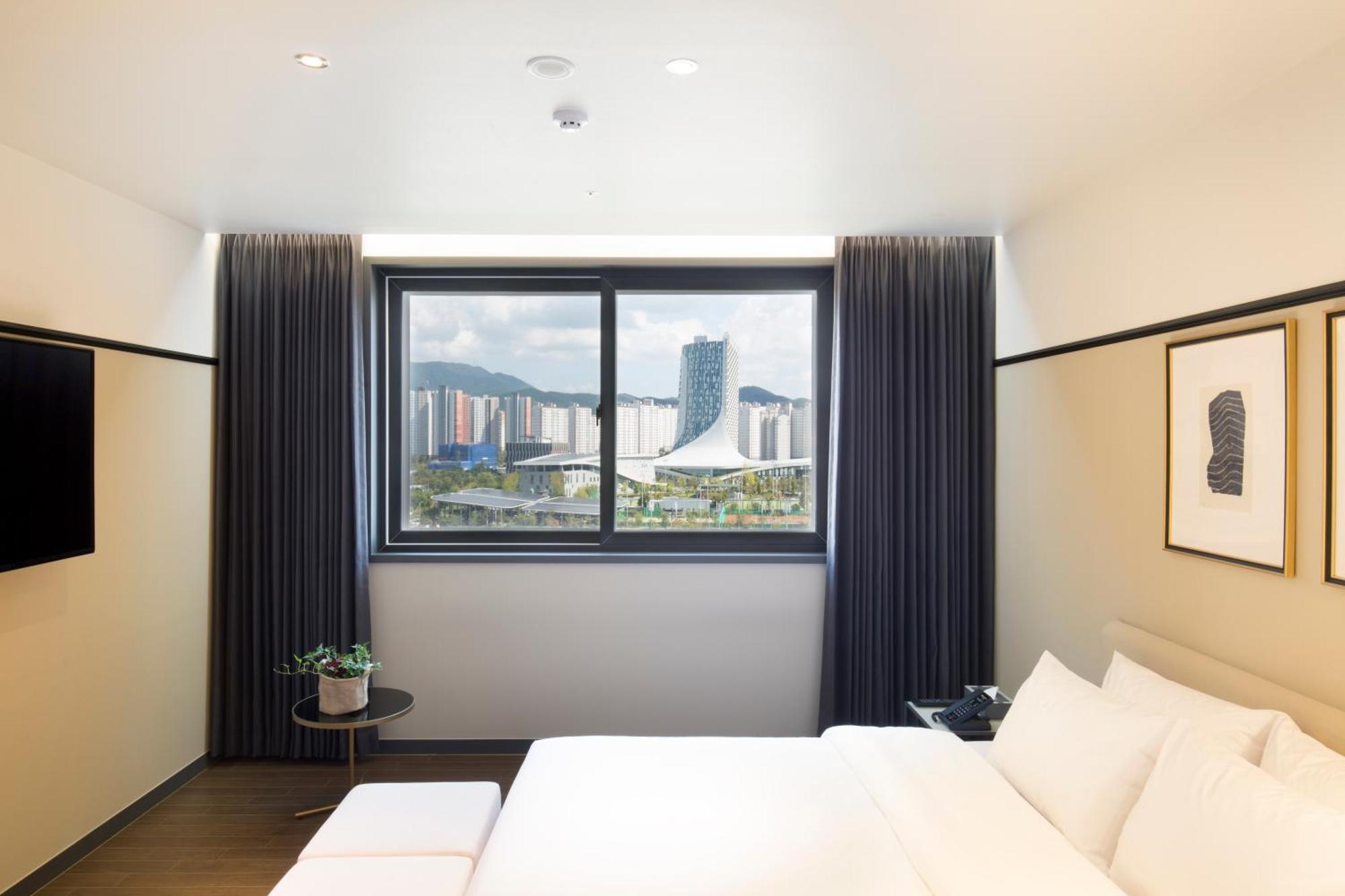 Brown Dot Hotel Джинджу Екстериор снимка
