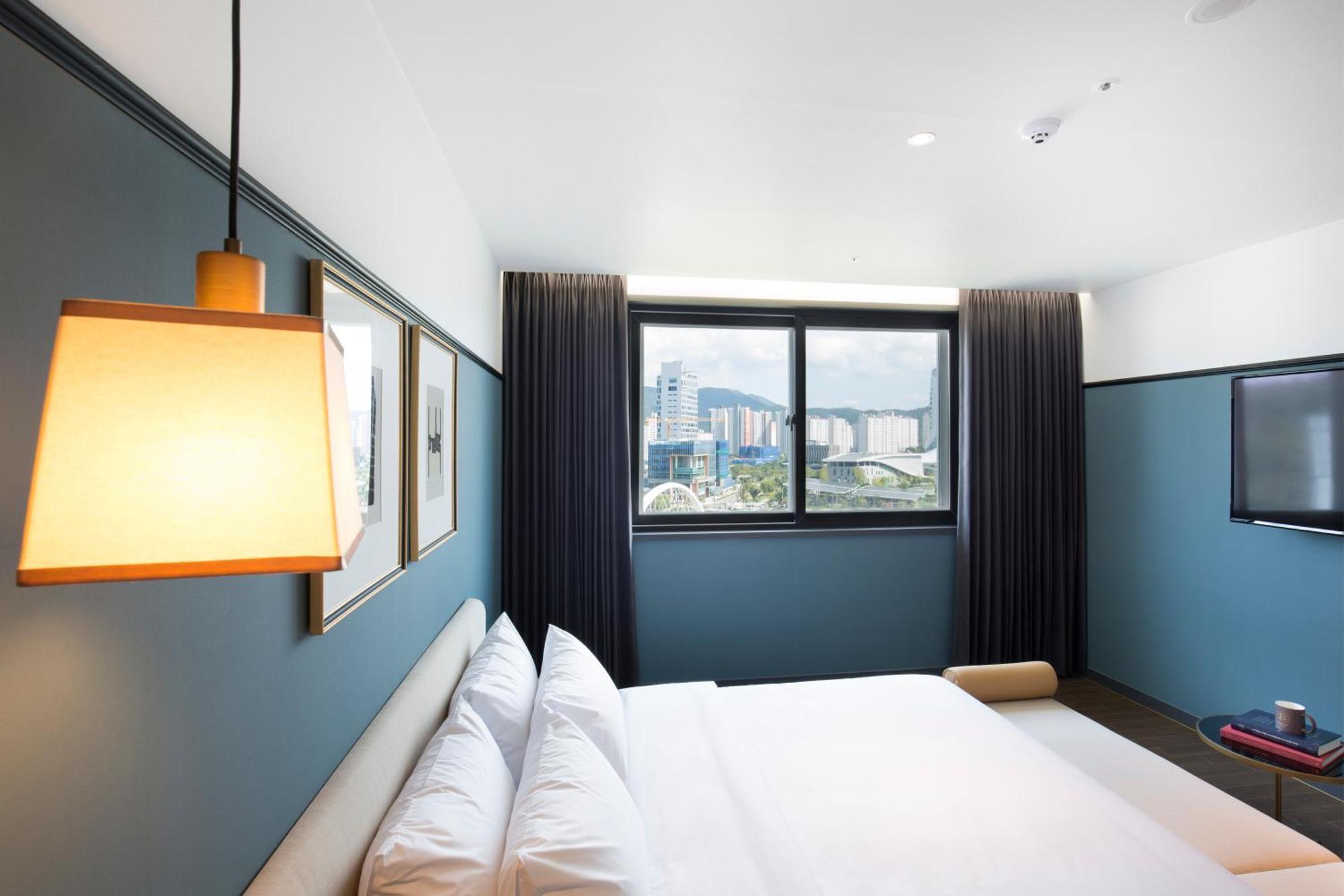 Brown Dot Hotel Джинджу Екстериор снимка
