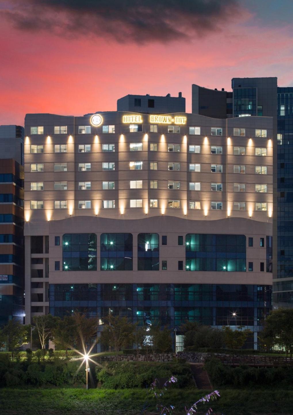 Brown Dot Hotel Джинджу Екстериор снимка
